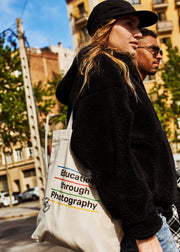 Victorija mit unserer neuen Art Bag aus recycelter Baumwolle in der Sonne Barcelonas