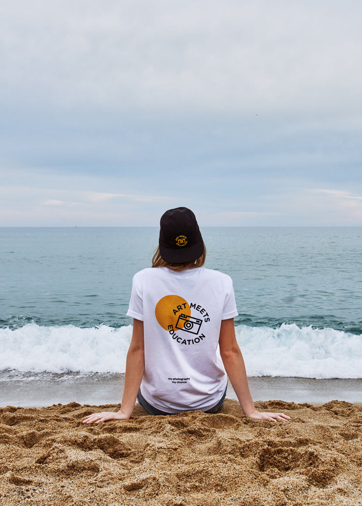 Unser Sunrise-Shirt aus 100% Bio-Baumwolle mit Sticklogo am Strand