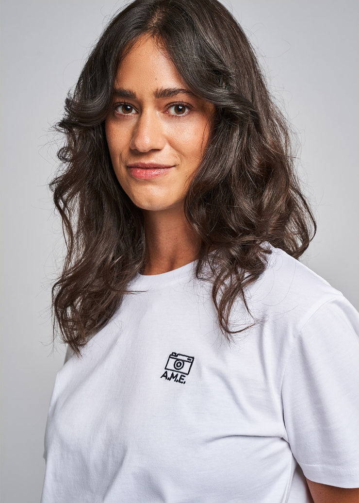 Unser Sunrise Shirt aus 100% Bio-Baumwolle in Frontalansicht mit Logodetail
