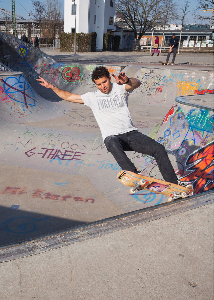 „AME takes Over” Skateboard in voller Aktion